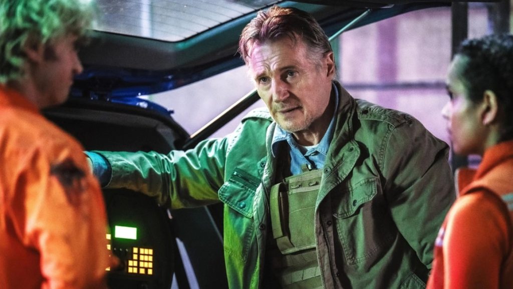Liam Neeson kæmper mod mutant svamp i første trailer til splattet gyserkomedie Cold Storage
