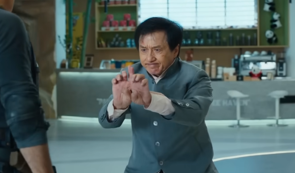 Jackie Chan redder pandaer og sig selv i den vilde actionkomedie “Panda Plan”