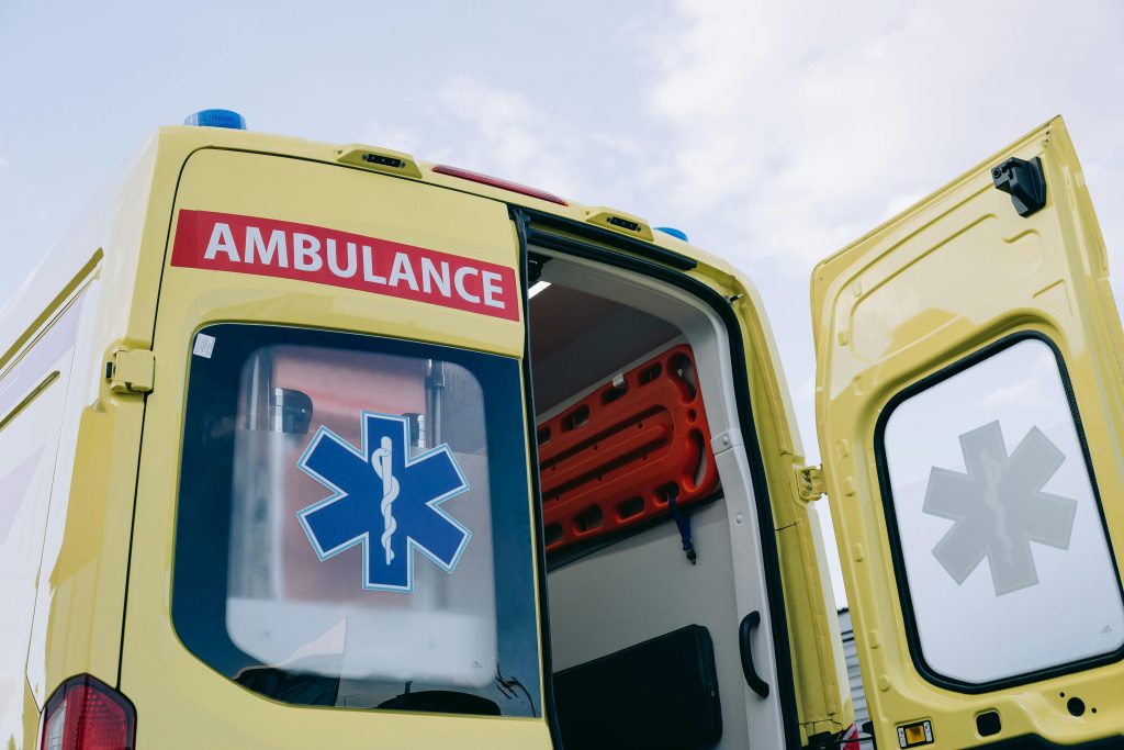 Fra hospitalsgang til biljagt: Mand stjæler ambulance og får fullblown GTA