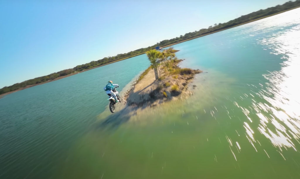 Red Bull-adrenalin: Tyler Bereman hopper 10 øer på hjemmebyggede ramper og krydser en hel sø på dirt bike