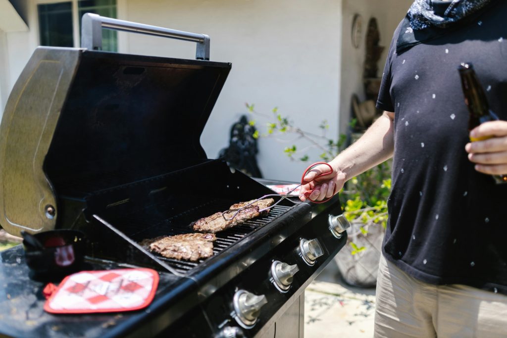 Røgning som en ægte pitmaster: Sådan vælger du det rigtige røgtræ til grillen