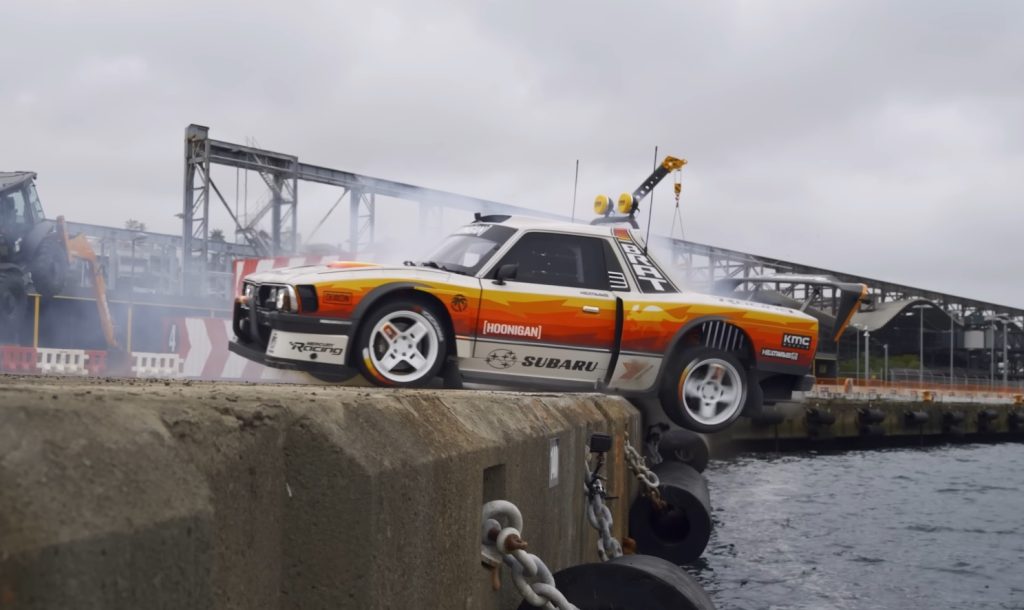 Gymkhana går amok i Australien: Travis Pastrana sender en 70’er-Subaru ud over Mount Panorama
