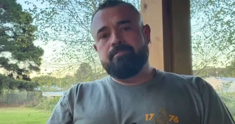 En far slog sin 14-årige datters voldtægtsmand ihjel og stiller op som sheriff for at beskytte andre
