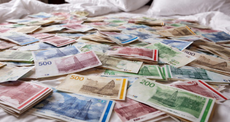 Mor til to efterladt hjemløs efter at have givet 2.2 millioner kroner til Hollywood-stjerner