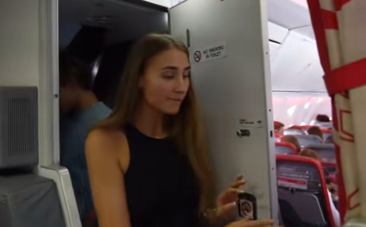 Lily Phillips melder sig ind i Mile High Club – og selvfølgelig har hun det på video