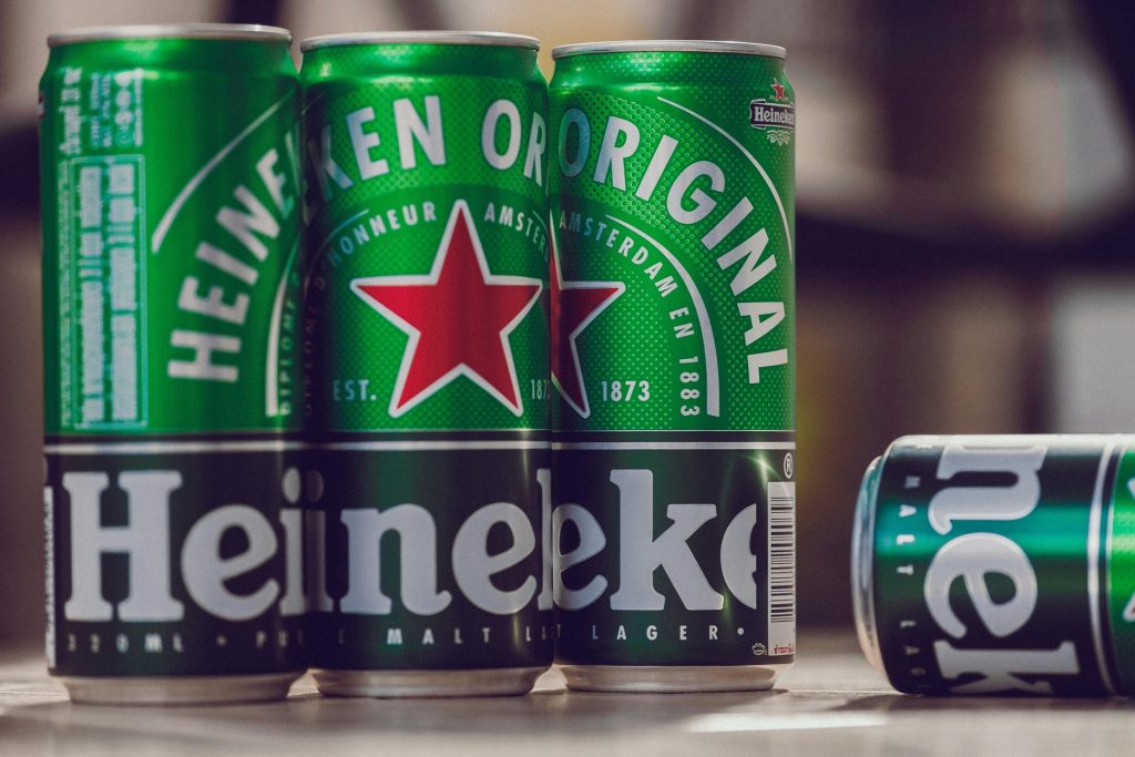 Øl-industrien i knæ – Heineken varsler op mod 6.000 fyringer efter svag efterspørgsel
