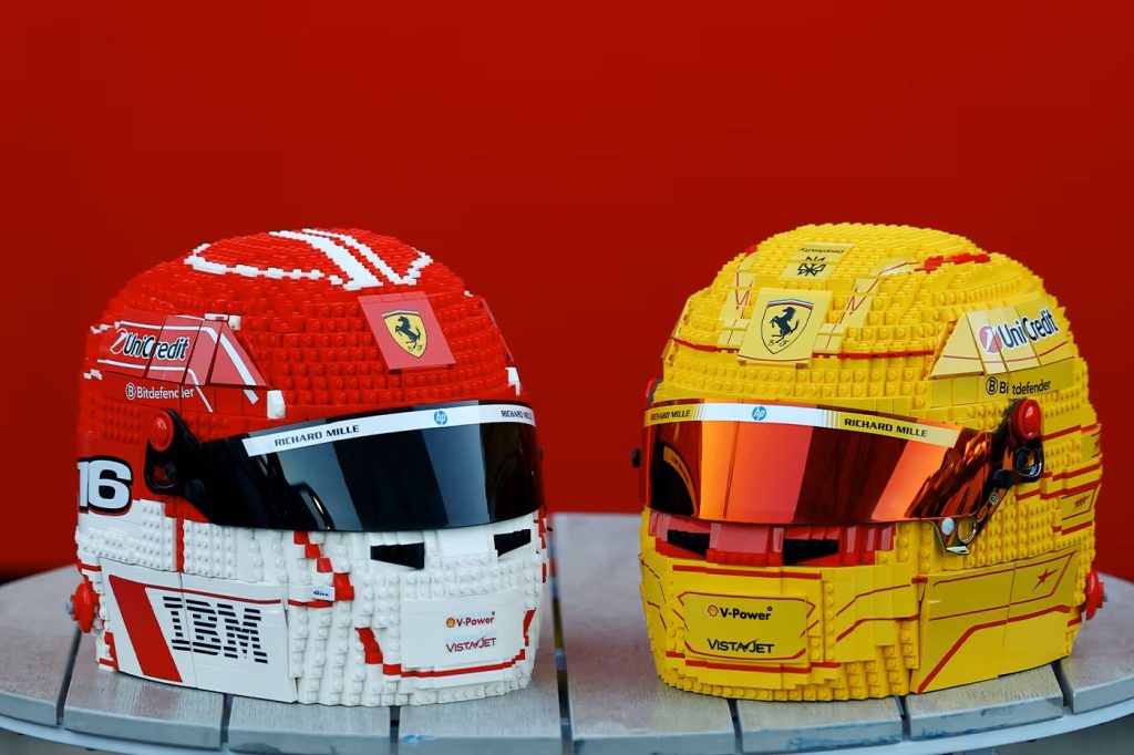 LEGO fejrer F1-starten med Ferrari-hjelme til Lewis Hamilton og Charles Leclerc