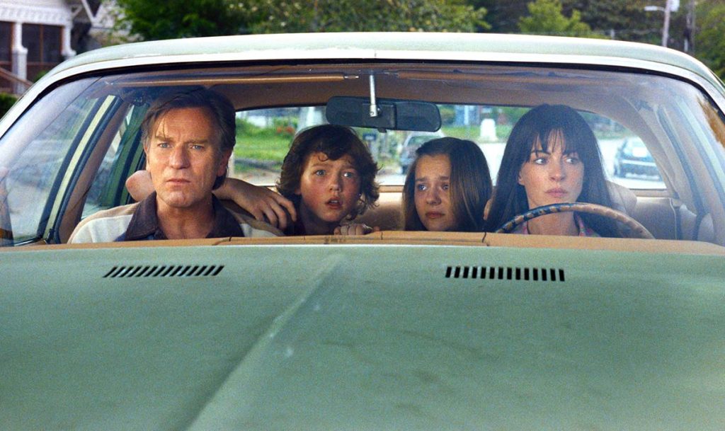 Dinosaurer invaderer villavejen i første trailer til ‘The End of Oak Street’