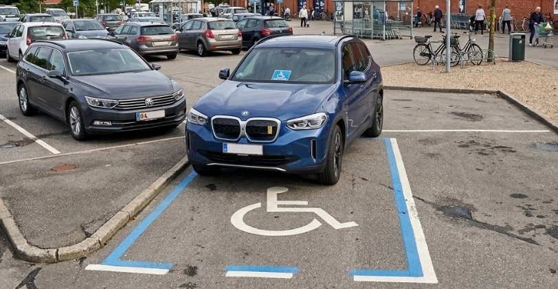 Mors perfekte hævn mod BMW-ejer, der parkerede ulovligt på handicapplads
