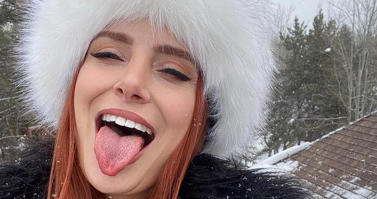 OnlyFans-model sælger videoer af sine prutter: Nu tigger fans om at købe hendes lort for 5.000 kr.