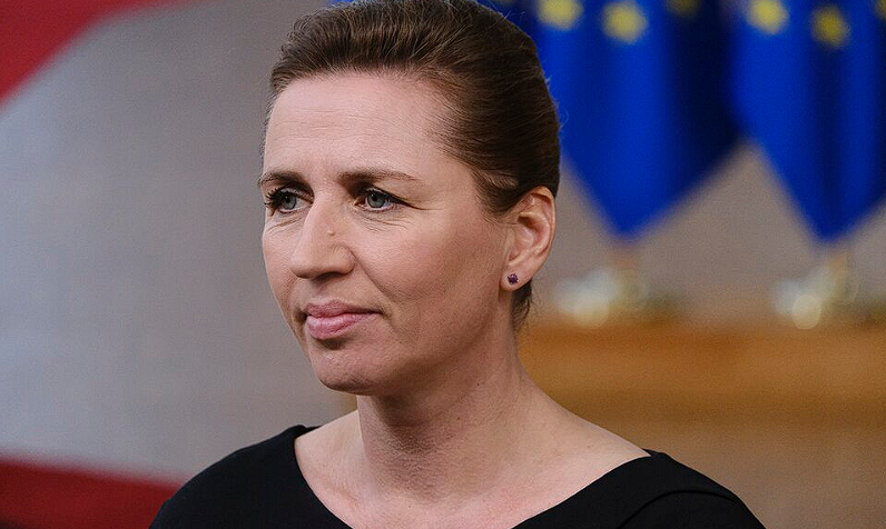 Regeringen gør grin med danskerne: Mette Frederiksen, Lars Løkke og Troels Lund Poulsen afviser alle at være bag afskaffelsen af store bededag