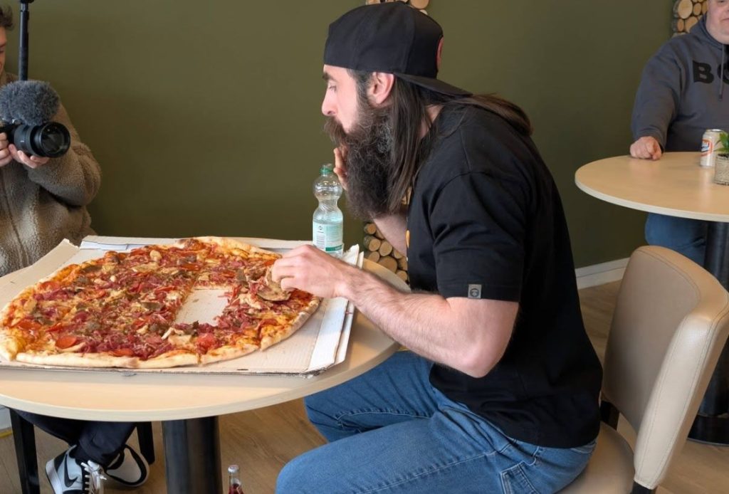 Verdenskendt YouTuber laver dansk hattrick – slog rekord, da han spiste 2,5 kilo pizza i Skive