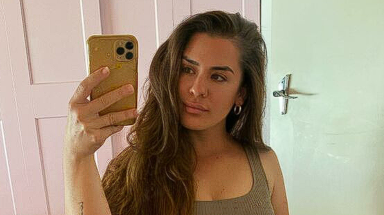 Blev mobbet som barn: Nu tager hun hævn, efter mobberens far har købt adgang til hendes OnlyFans