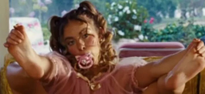 Sydney Sweeney chokerer igen: Poserer med spredte ben og sut i munden