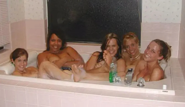 Pigerne i boblebadet fik deres livs chok: Så du den uventede gæst i vinduet?