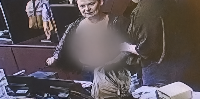 61-årige Helene flashede kunderne i sin tøjbutik ved en fejl: Se videoen her