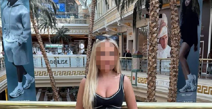 Kvinde trækker bukserne ned og flasher i travlt indkøbscenter