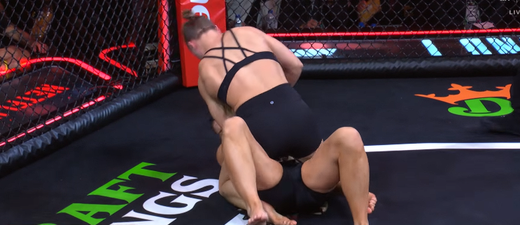 Se videoen: Kun 17 sekunder tog det for Ronda Rousey at få Gina Carano til at tappe ud