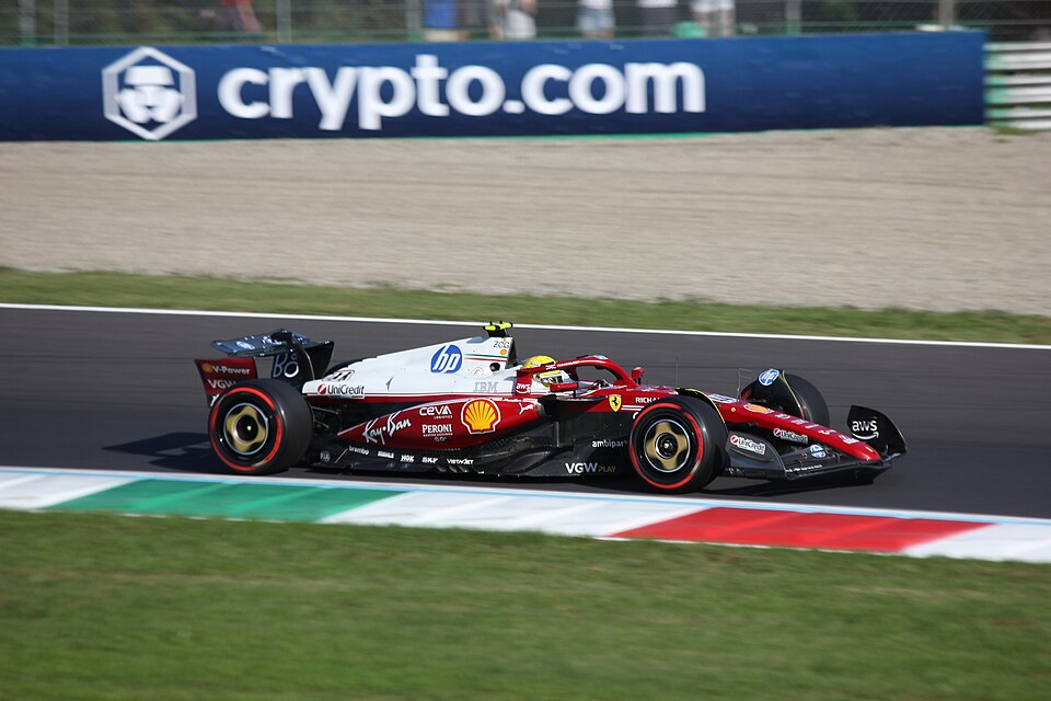 Lewis Hamilton vinder sit første Formel 1-løb for Ferrari efter taktisk mesterværk i Spanien