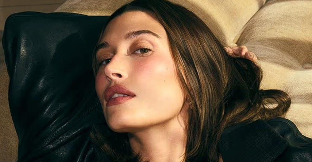Justin Bieber er et heldigt asen: Hailey smider tøjet i ny lummer kampagne