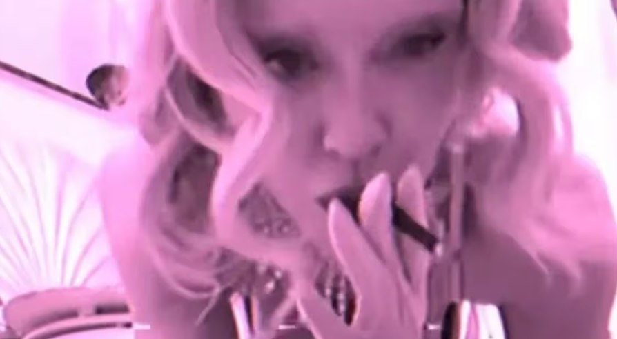67-årige Madonna ramt af tøjkiks: Her viser hun begge ‘tøser’