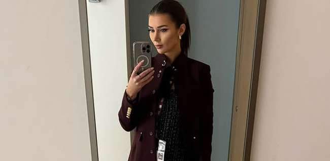 TV-vært på sporten får seerne til at tabe kæben: Viser kurverne frem i gennemsigtigt outfit