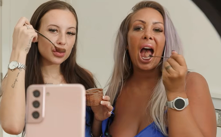 Mor og datter på OnlyFans: Jeg lod min 19-årige datter starte – nu tjener vi 90.000 om måneden sammen
