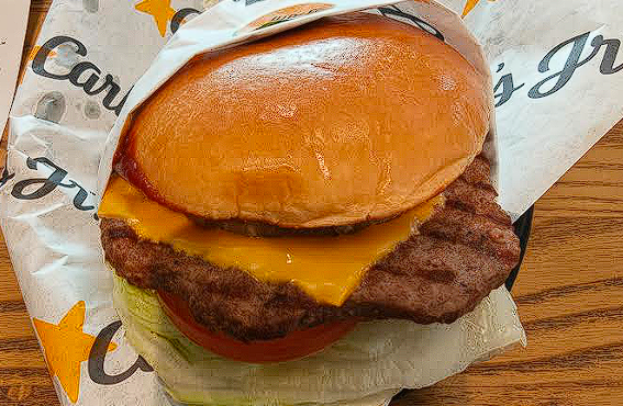 M! har smagt Carls Jr’s ananasburger Hawaiian Big Angus: Her er vores dom