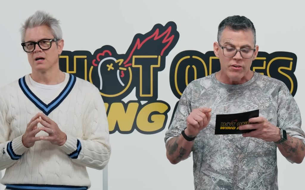 Jackass-stjernerne spiller vanvittig Hot Ones-version: Taberen skal spise dødbringende kyllingevinger