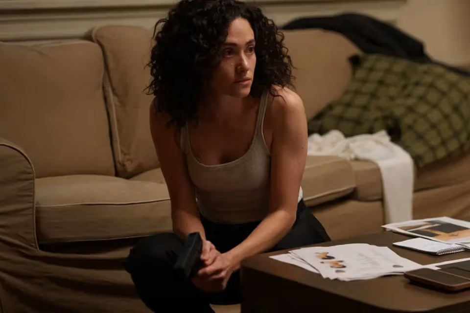 Emmy Rossum jagter en kvindelig seriemorder i ny mørk thriller fra Hulu