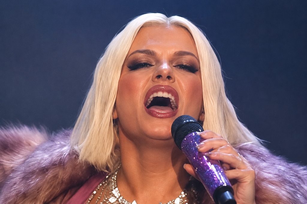 Snart skal Bebe Rexha spille på Smukfest: Men nu vækker superstjernen opsigt efter pikant tv-optræden