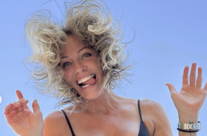 Tricia Helfer uden en trevl på kroppen: Fans af Battlestar Galactica savler til nye billeder