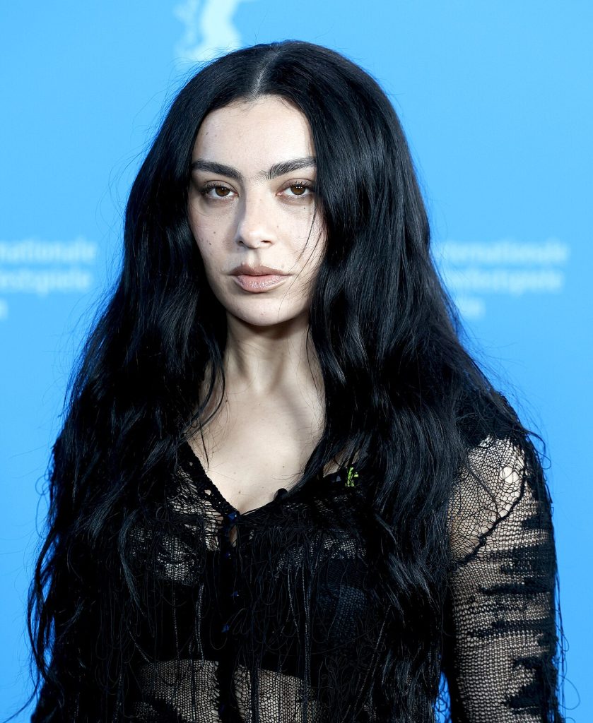 Charli XCX kombinerer mikrobikini med lyserøde stiletter