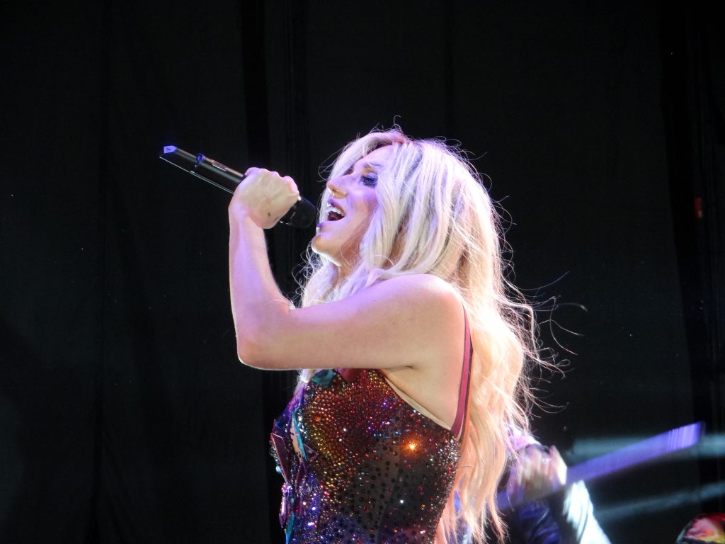Kesha smider tøjet i sin første lingerikampagne som fri kunstner
