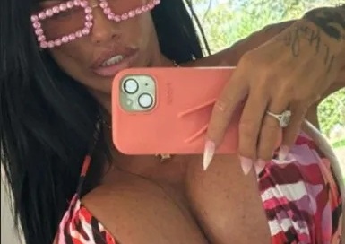 Katie Price viser sin “ejerskabs”-tattoo frem – men brysterne tager al fokus