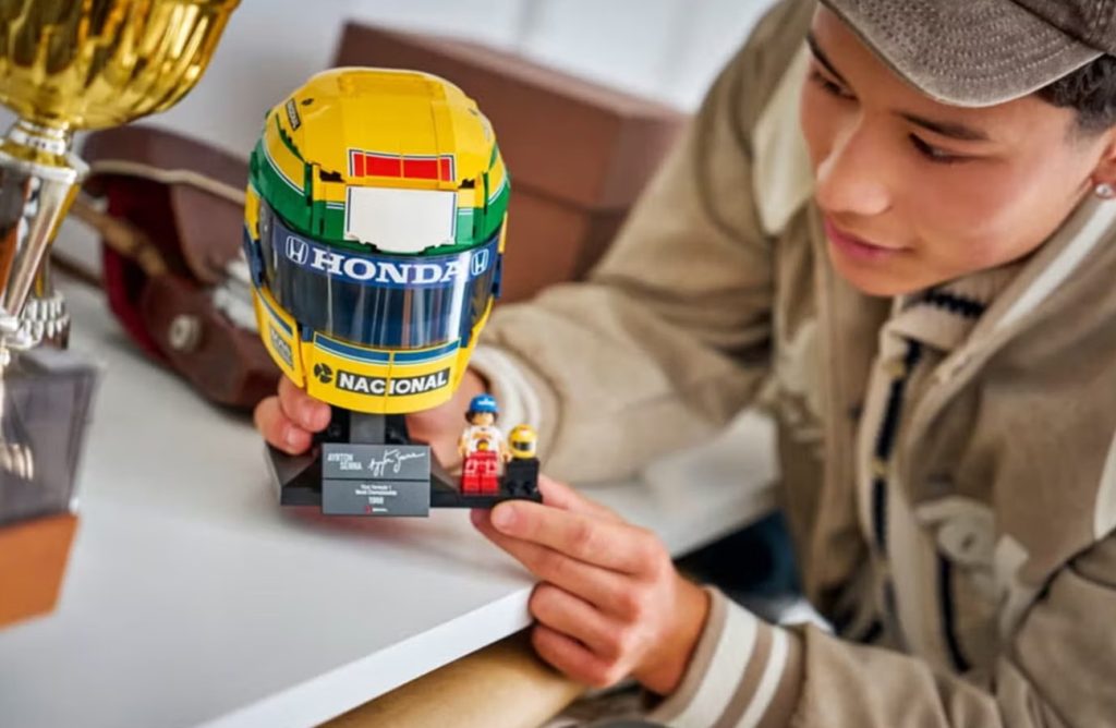 LEGO hylder Ayrton Senna med ikonisk F1-hjelm i 931 klodser