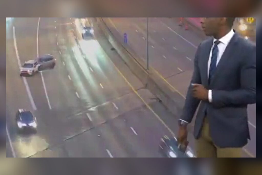 To biler kolliderede for øjnene af trafikvært på live-tv