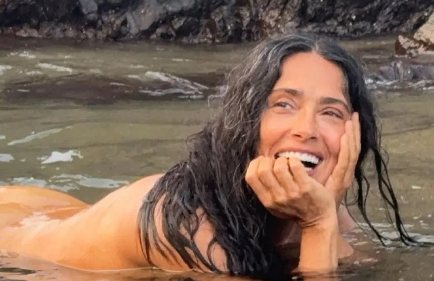 Salma Hayek fejrer 60-års fødselsdag med nøgenbadning