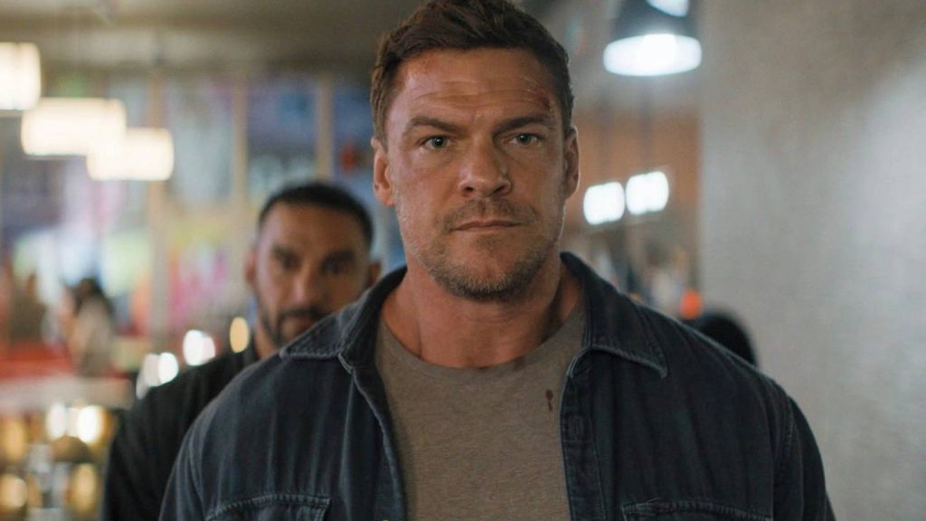 Reacher-stjernen Alan Ritchson skal smadre aliens i Helldivers-filmen – bekræftet