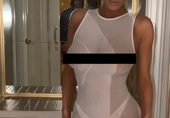 Bianca Censori flasher brysterne i gennemsigtig kjole og mini g-streng