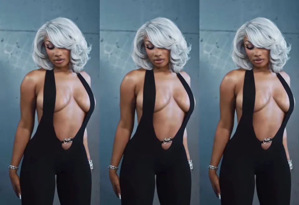 Megan Thee Stallion smider bh’en og viser formerne frem i vovet outfit