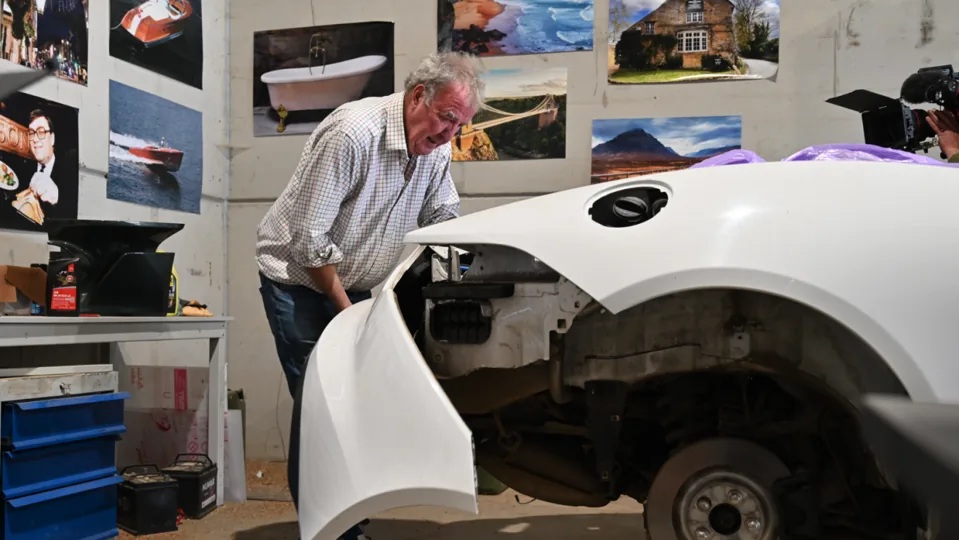 Jeremy Clarkson vender tilbage til bilernes verden i en ny serie – vil bygge sin egen Jaguar med materialer fra gården